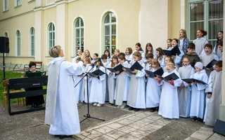 "SÍPPAL, DOBBAL, ÉNEKSZÓVAL"  teraszkoncert