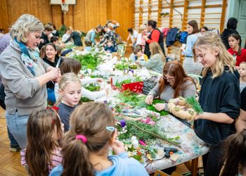 Meghitt adventi koszorúkötés családi körben a Ranolderben